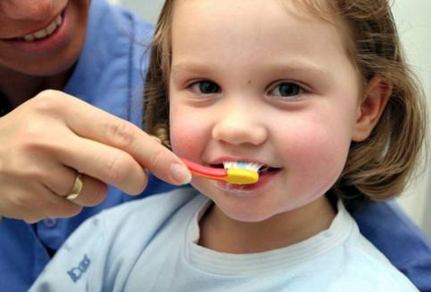 寶寶多大開始刷牙   寶寶刷牙的三個階段