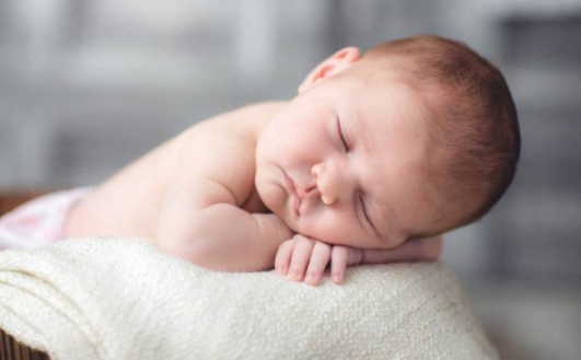 寶寶睡覺穿什么好   寶寶睡覺被子還是睡袋好