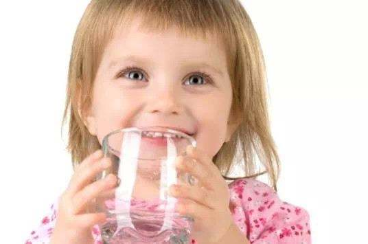 寶寶喝什么水更健康 為什么寶寶生病時要多喝水