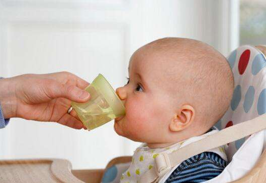 寶寶喝什么水更健康 為什么寶寶生病時要多喝水