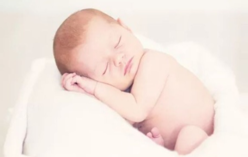 寶寶只吃一邊奶怎么辦   寶寶只吃一邊奶解決辦法