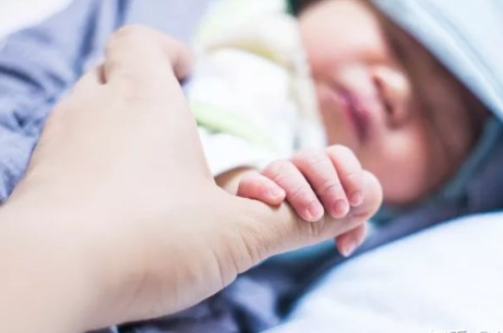 寶寶只吃一邊奶怎么辦   寶寶只吃一邊奶解決辦法