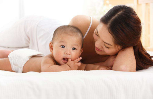 寶寶睡覺一驚一乍的怎么回事   睡覺一驚一乍原因介紹