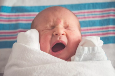 寶寶睡覺搖頭怎么辦   寶寶睡覺搖頭是病了嗎