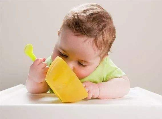 孩子多大可以自己吃飯 寶寶想學(xué)吃飯的3個(gè)信號(hào)