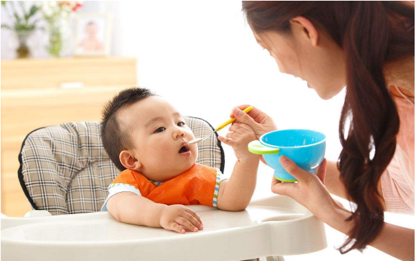 孩子多大可以自己吃飯 寶寶想學(xué)吃飯的3個(gè)信號(hào)