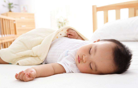 怎么讓寶寶睡覺不踢被子   寶寶睡覺踢被子怎么辦