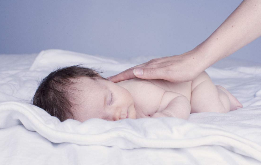 如何跟新生兒交流 新生兒交流有什么好處 如何跟新生兒交流 新生兒交流有什么好處