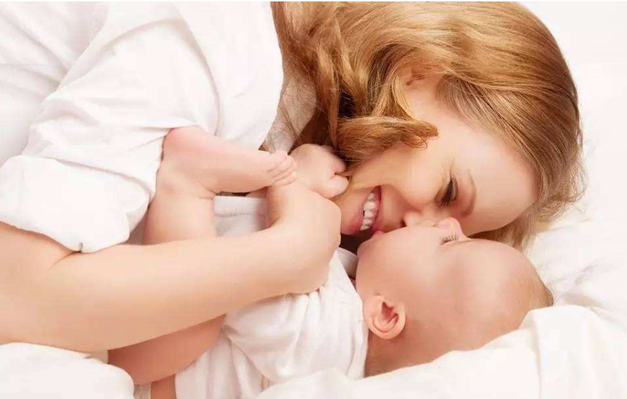 如何跟新生兒交流 新生兒交流有什么好處 如何跟新生兒交流 新生兒交流有什么好處