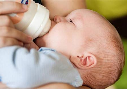 寶寶早上一起來就喝奶好嗎 寶寶喝奶粉注意事項