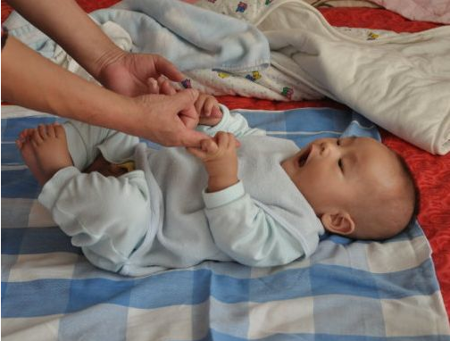 寶寶有必要進行拉坐訓練嗎 拉坐訓練的風險 寶寶有必要進行拉坐訓練嗎 拉坐訓練的風險