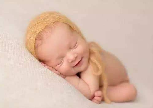 為什么嬰兒睡著時會微笑 越早會笑的嬰兒越聰明嗎