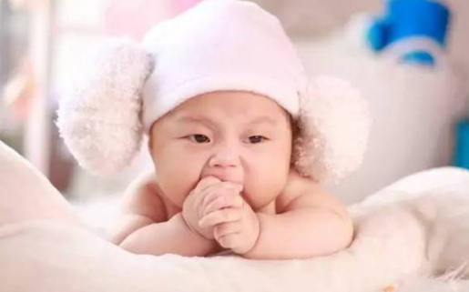 寶寶吃手應該阻止嗎 寶寶吃手的原因介紹 寶寶吃手應該阻止嗎 寶寶吃手的原因介紹