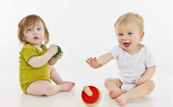 2個(gè)多月的新生兒對什么顏色比較敏感 新生兒視力發(fā)育過程 2個(gè)多月的新生兒對什么顏色比較敏感 新生兒視力發(fā)育過程