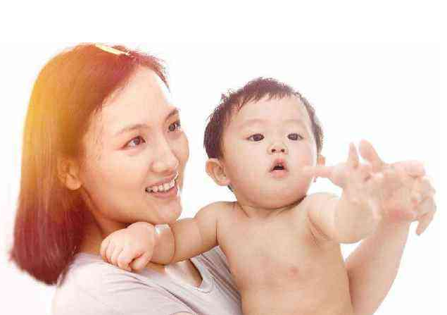 2個(gè)多月的新生兒對什么顏色比較敏感 新生兒視力發(fā)育過程 2個(gè)多月的新生兒對什么顏色比較敏感 新生兒視力發(fā)育過程