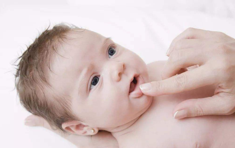 母乳抹臉可以讓寶寶皮膚變白嗎 寶寶皮膚黑怎么變白