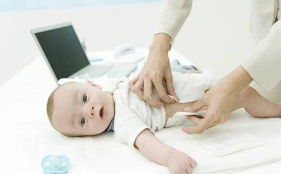 冬天怎么給寶寶換尿不濕 冬天換尿不濕技巧 冬天怎么給寶寶換尿不濕 冬天換尿不濕技巧