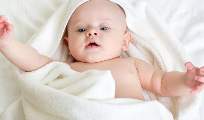冬天寶寶睡覺不蓋手怎么辦   睡覺不蓋手解決方法