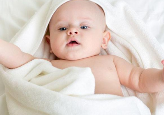 冬天寶寶睡覺(jué)不蓋手怎么辦   睡覺(jué)不蓋手解決方法