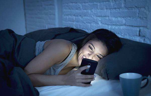 孕婦熬夜對胎兒有什么影響 孕婦熬夜胎寶寶會有什么反應