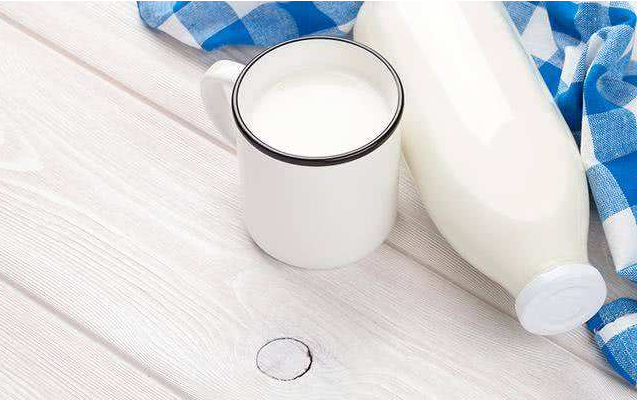 寶寶可以同時喝牛奶和羊奶嗎 寶寶喝牛奶好還是羊奶好