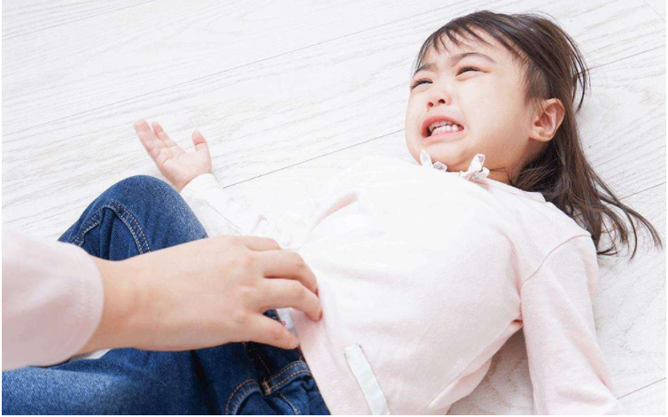 寶寶一言不合就在地上打滾耍賴怎么辦 寶寶在地上打滾耍賴應該怎么做