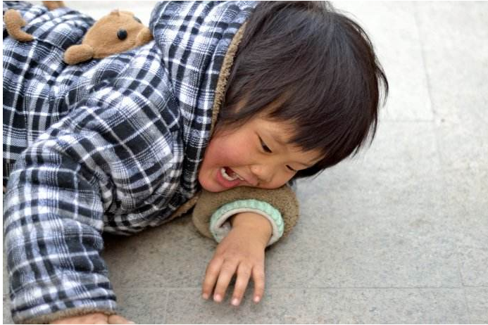 寶寶一言不合就在地上打滾耍賴怎么辦 寶寶在地上打滾耍賴應該怎么做