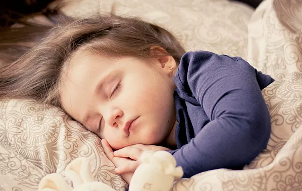 寶寶睡覺必須抱著怎么辦    寶寶必須抱睡解決方法