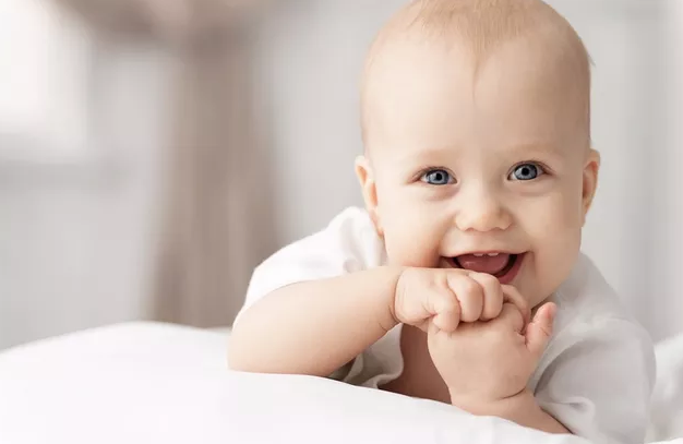 寶寶睡覺必須抱著怎么辦    寶寶必須抱睡解決方法