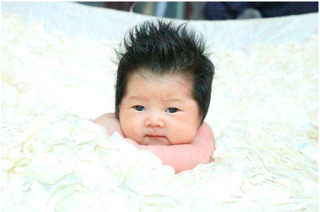 寶寶頭發(fā)豎著長是怎么回事 寶寶頭發(fā)豎著長正常嗎 寶寶頭發(fā)豎著長是怎么回事 寶寶頭發(fā)豎著長正常嗎