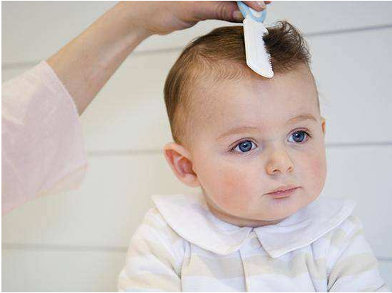 寶寶頭發一邊多一邊少是什么原因 寶寶多久洗一次頭比較好