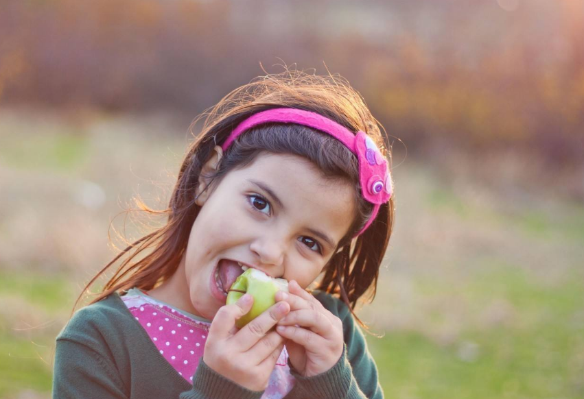 孩子頭發特別少怎么改善 怎么讓孩子頭發變得烏黑