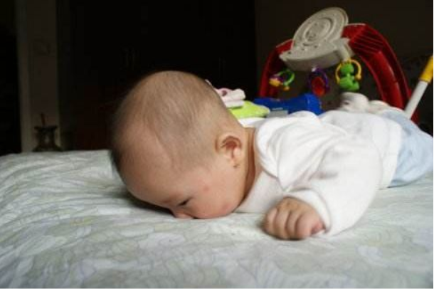 寶寶幾個月會翻身 寶寶翻身訓練 寶寶幾個月會翻身 寶寶翻身訓練