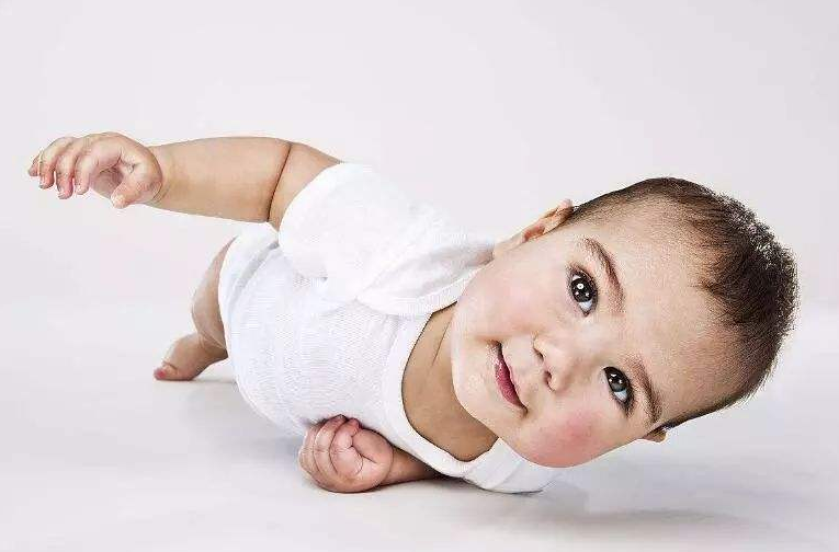 寶寶幾個月會翻身 寶寶翻身訓練 寶寶幾個月會翻身 寶寶翻身訓練