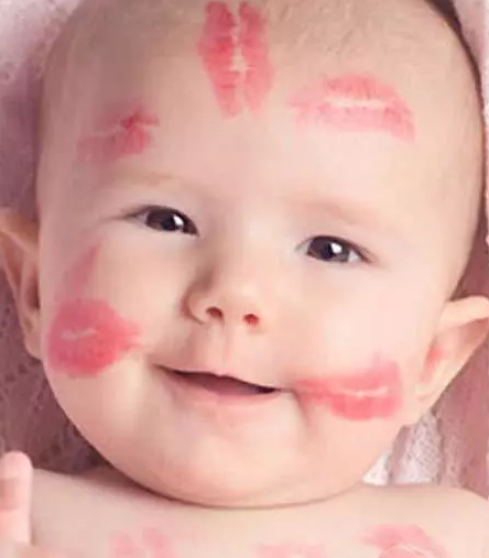 可以親吻新生兒的臉蛋嗎 有什么要注意的