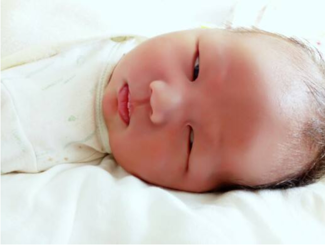 寶寶睡覺翻白眼正常嗎 寶寶睡覺翻白眼是怎么回事