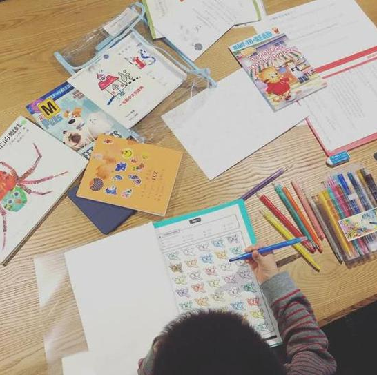 應采兒曬Jasper埋頭做作業 心疼5歲Jasper課業繁重