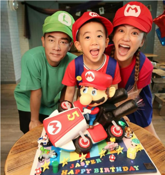 應采兒曬Jasper埋頭做作業 心疼5歲Jasper課業繁重