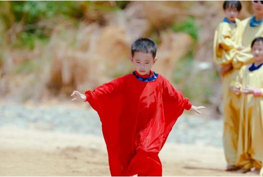 應(yīng)采兒曬Jasper埋頭做作業(yè) 心疼5歲Jasper課業(yè)繁重