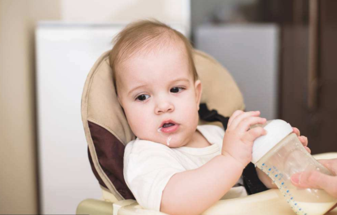 寶寶不肯吃奶瓶怎么辦 如何讓寶寶順利接受奶瓶