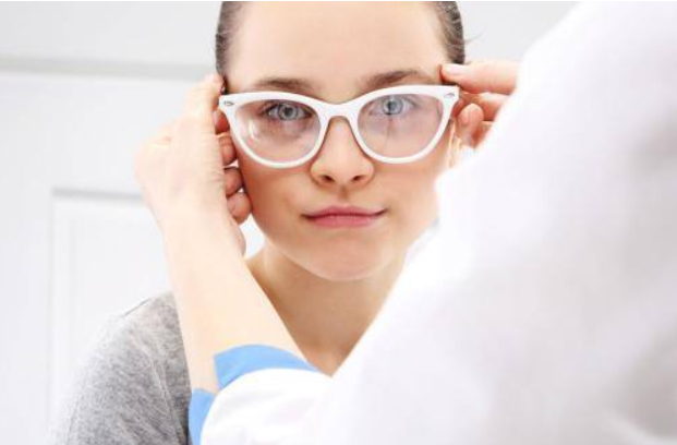 孕婦高度近視能順產嗎 高度近視的孕媽如何預防寶寶遺傳