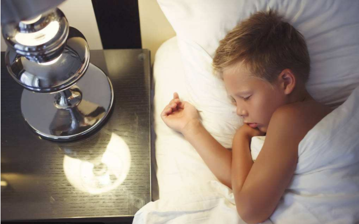 開夜燈睡覺對寶寶有什么影響 如何科學使用小夜燈
