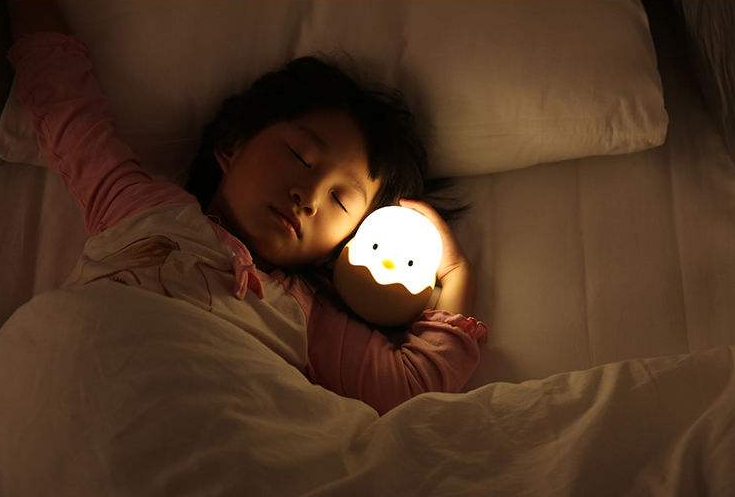 開夜燈睡覺對寶寶有什么影響 如何科學使用小夜燈