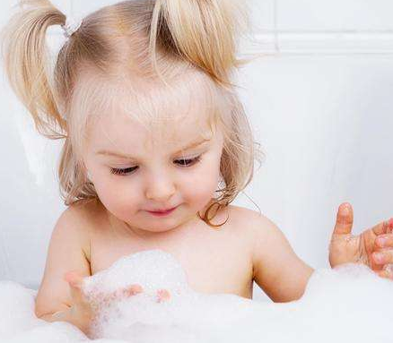 冬季給寶寶多久洗一次澡好 冬季怎么給寶寶洗澡