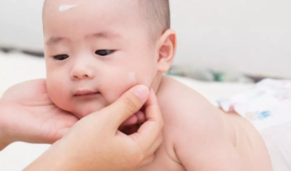 寶寶長濕疹可以洗澡嗎  寶寶長濕疹怎么洗澡