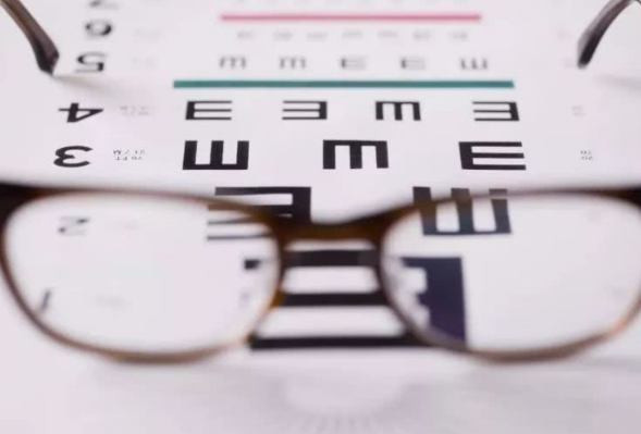 電子產品是視力的殺手 如何孩子如何正確用眼