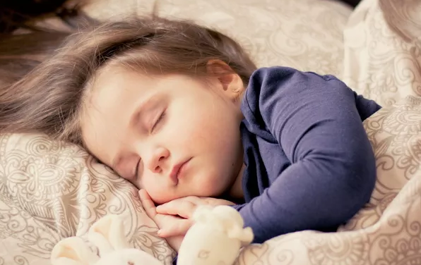 寶寶踢被子是因?yàn)闊釂?寶寶踢被子的原因 寶寶踢被子是因?yàn)闊釂?寶寶踢被子的原因