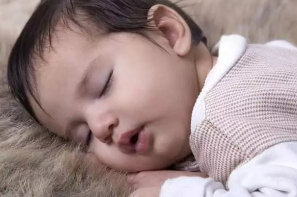 寶寶踢被子是因?yàn)闊釂?寶寶踢被子的原因 寶寶踢被子是因?yàn)闊釂?寶寶踢被子的原因