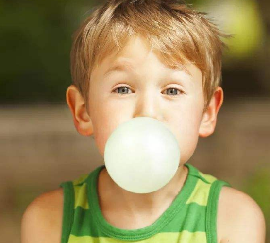 寶寶不小心吞了口香糖怎么辦 寶寶噎著的方法