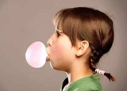 寶寶不小心吞了口香糖怎么辦 寶寶噎著的方法